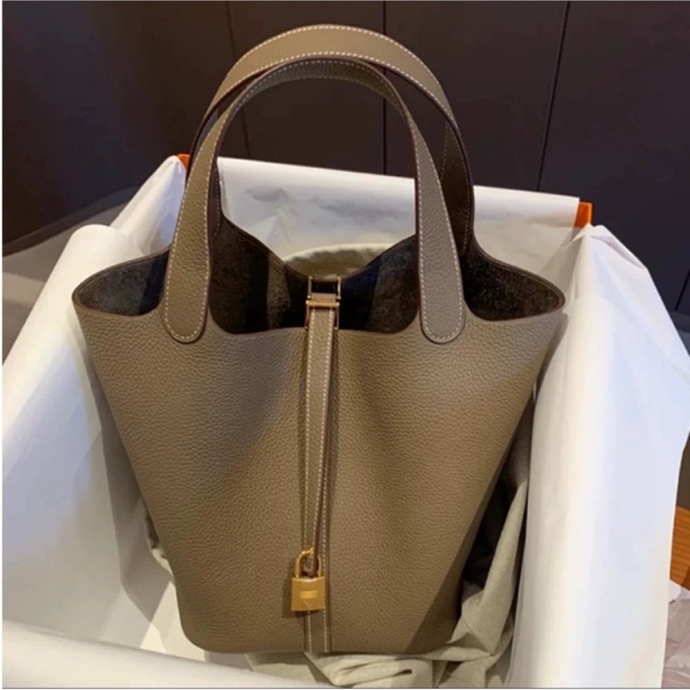NEW Leather Bucket Bag Lock 18 Clemence Taurillon Bag Etoupe